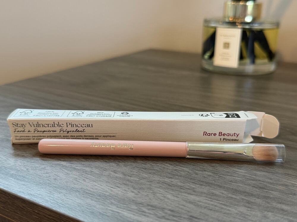 Rare Beauty Stay Vulnerable All-Over Eyeshadow Brush NEW